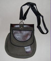 Falknertasche aus Leder halbrund